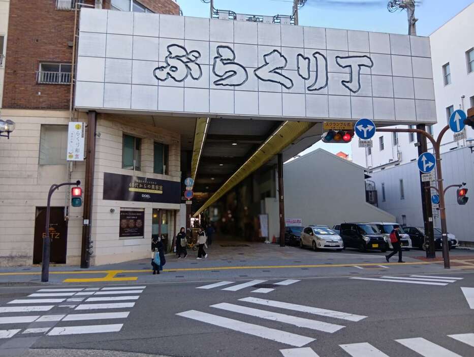 現在の「ぶらくり丁商店街」西側入り口。通行人はまばらだ ＝和歌山市