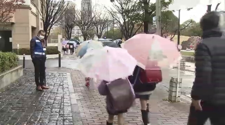 19日朝の登校風景(北九州市小倉北区)