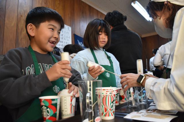 子ども食堂でバリスタ体験―