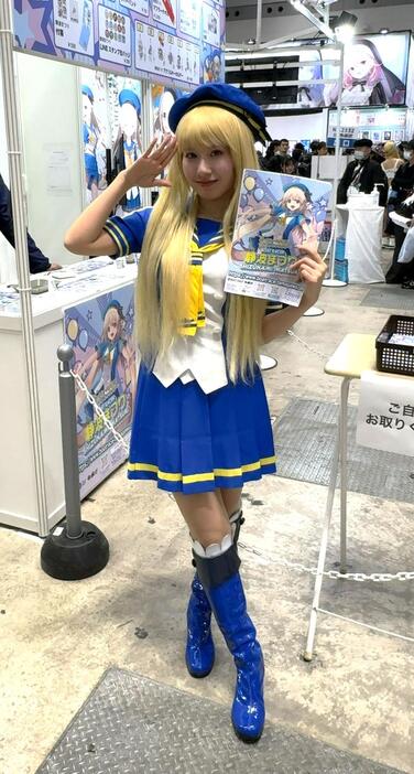 静波まつりのコスプレをする星乃由宇さんが、入場優待券付きのフライヤーを配布した