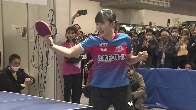 AI搭載の卓球ロボットと対戦する 張本美和選手