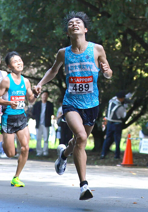 １０月の予選会でゴールを目指し力走する東大大学院・古川