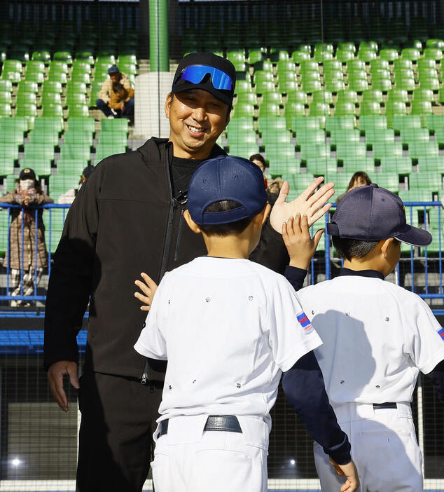 野球教室を終え、子どもたちとタッチを交わす阪神藤川監督（撮影・藤尾明華）