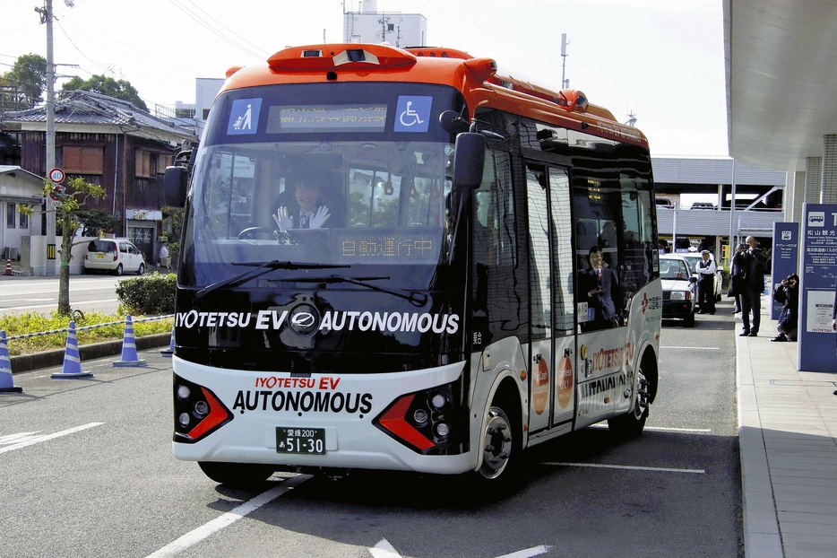 出発する自動運転の路線バス（松山市で）