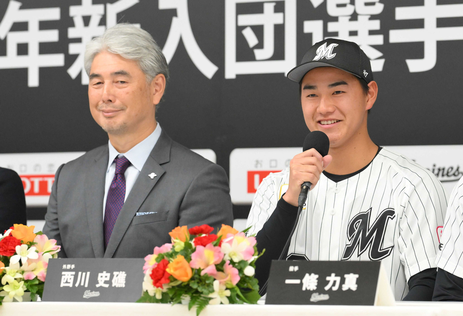 　（左から）吉井監督とドラフト１位・西川