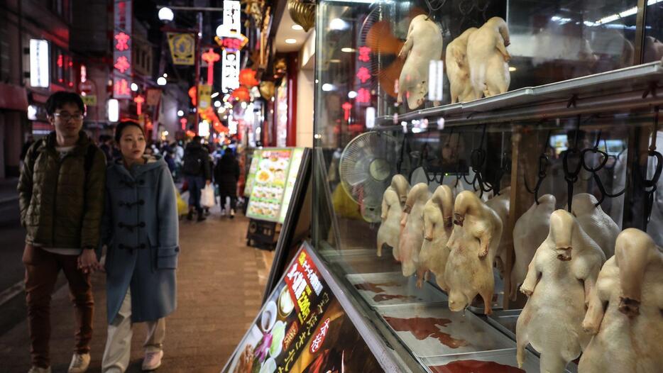 「横浜中華街はもはや広東省の飛び領土ではないのだ」とクワンは書く　Photo： Takashi Aoyama / Getty Images