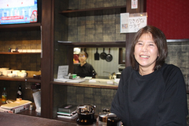 復興酒場の店長の松下直子さん（53）＝石川県輪島市で2024年12月23日午後7時53分、戸田栄撮影