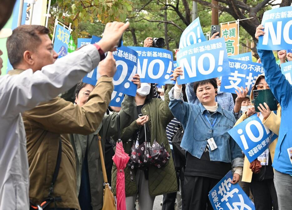 辺野古新基地建設反対を訴える参加者ら＝７日、名護市辺野古