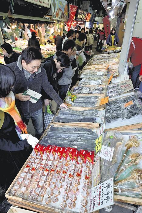 多くの買い物客たちでにぎわう柳橋連合市場（29日午前、福岡市中央区で）＝秋月正樹撮影