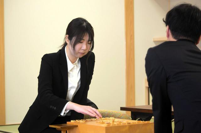 棋士編入試験第4局に臨む西山朋佳女流三冠=2024年12月17日午前、大阪府高槻市の関西将棋会館、佐藤圭司撮影