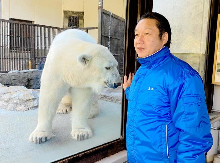 高市敦広さんがガラス越しに呼ぶと、駆け寄ってきたピース＝11月19日午後、県立とべ動物園