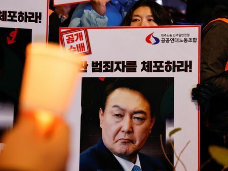 韓国では戒厳令を宣言した尹大統領の退陣を求める声が高まっている（写真：ロイター/アフロ）