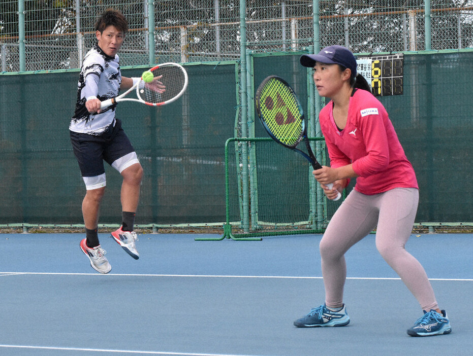 地元の声援を受けて初戦に勝った華谷宗（左）、和生選手＝松山市上野町の県総合運動公園で１９日、杉本修作撮影