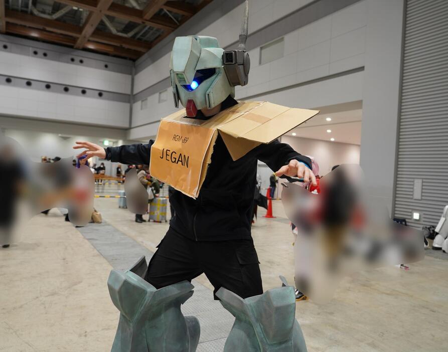 「ガンダム」シリーズのジェガンのコスプレーヤー