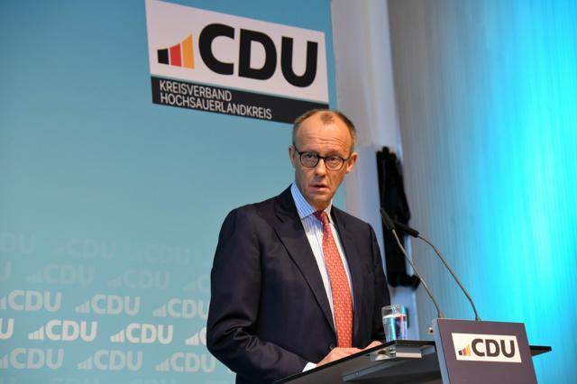 自身の選挙区での会合に参加するドイツの中道右派「キリスト教民主同盟（CDU）」のメルツ党首=2024年11月30日、独西部シュマレンベルク、寺西和男撮影