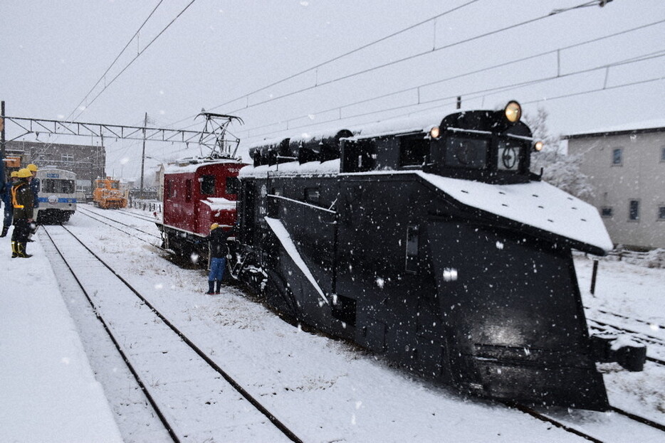 北国の冬本番を前に、線路の除雪の試運転に向かうラッセル車＝青森県黒石市の弘南鉄道黒石駅で２０２４年１２月６日午前９時１９分、江沢雄志撮影