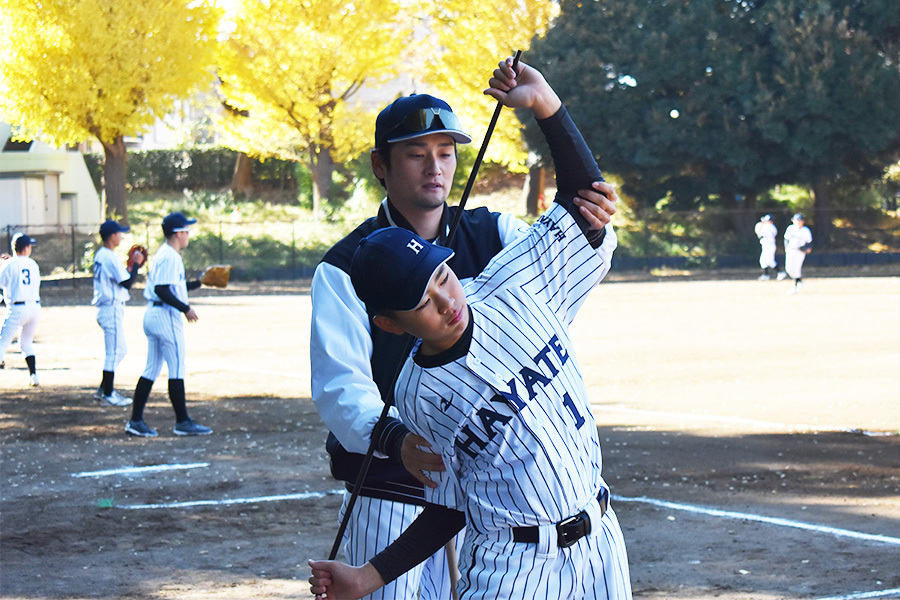 限られた時間内で選手に体の使い方を伝授する【写真：高橋幸司】