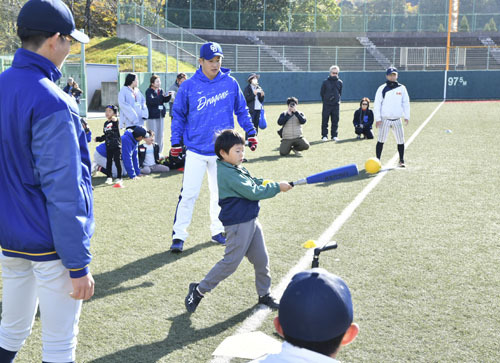 【第1回みえベースボールフェスタでBTボール体験会に参加した児童＝伊勢市楠部町のダイムスタジアム伊勢で】