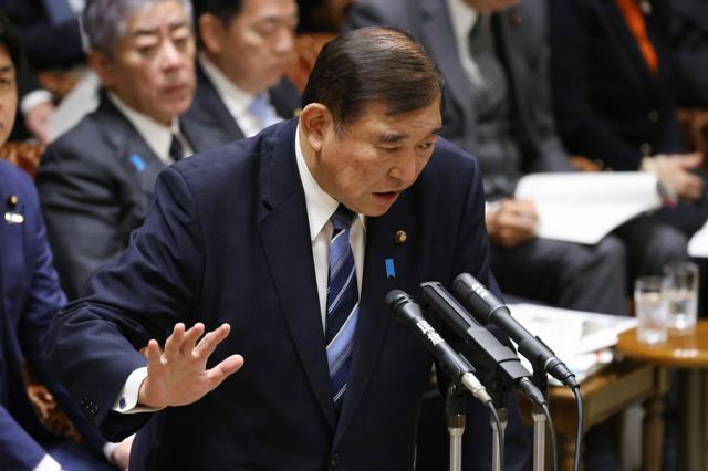 参院予算委で立憲民主党の杉尾秀哉氏の質問に答弁する石破茂首相=2024年12月13日午前9時23分、岩下毅撮影