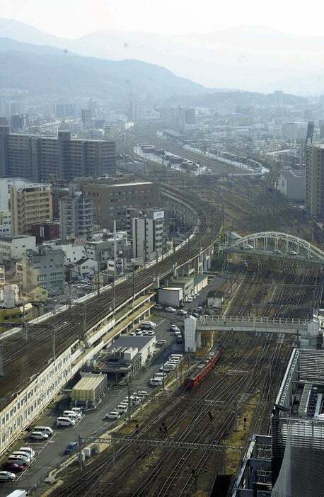 コンセプトフロアからの眺望。発着する列車がよく見える（広島市南区で）