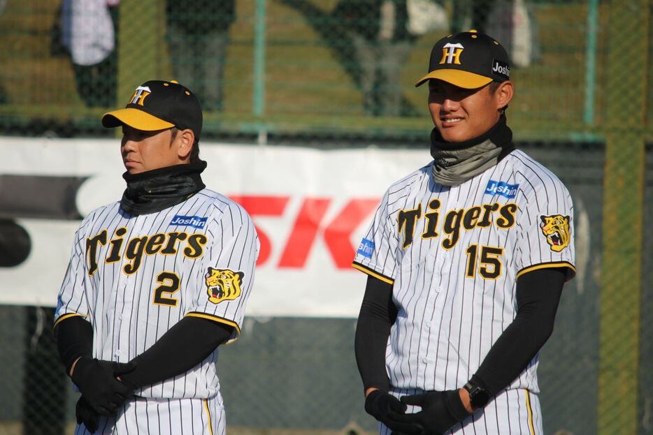 阪神・梅野隆太郎（左）と西純也が野球教室で子供たちと触れ合った