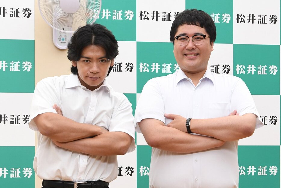 マヂカルラブリーの野田クリスタル(左)と村上