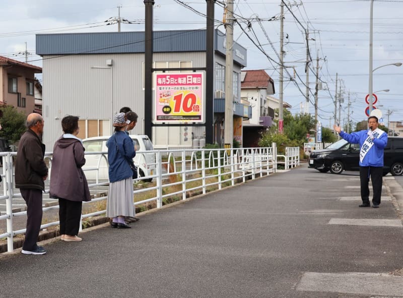 有権者に政策を訴える立憲民主党の湯原俊二氏＝１０月２０日、鳥取県米子市 