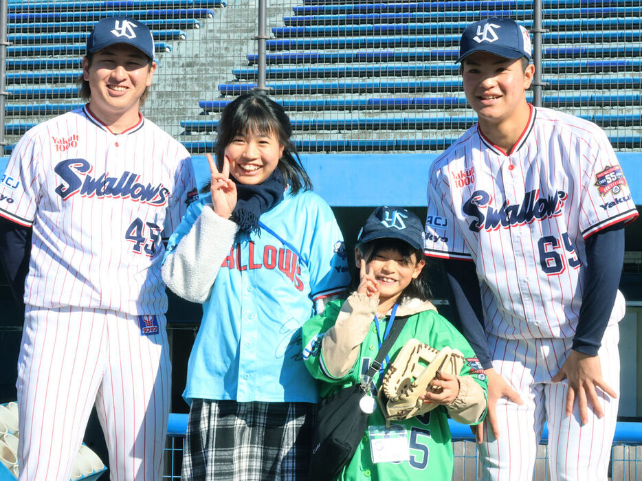 ヤクルト鈴木叶（右）は、小沢怜史（左）と「ファーストグローブ寄贈プロジェクト」で、これから野球を始めようとする小学生にグラブを贈った