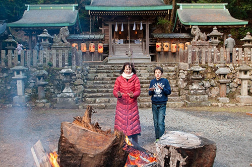 2013年の元旦、大原の氏神神社である江文神社に家族で初詣。ベニシア（左）は孫の浄とたき火で温まる