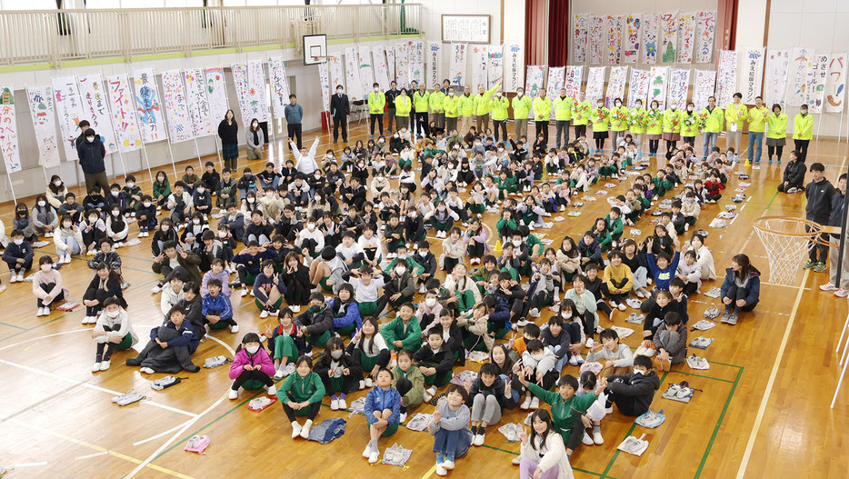 大会に向けて心を一つにした松尾地区の皆さん＝丹生寺町の松尾小で