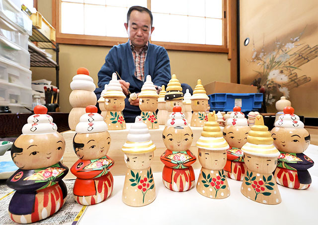 巳と鏡餅をあしらった創作こけし作りが行われている工房＝西川町大井沢