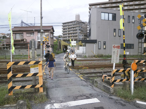 【拡幅工事前の大谷踏切＝津市上浜町で】