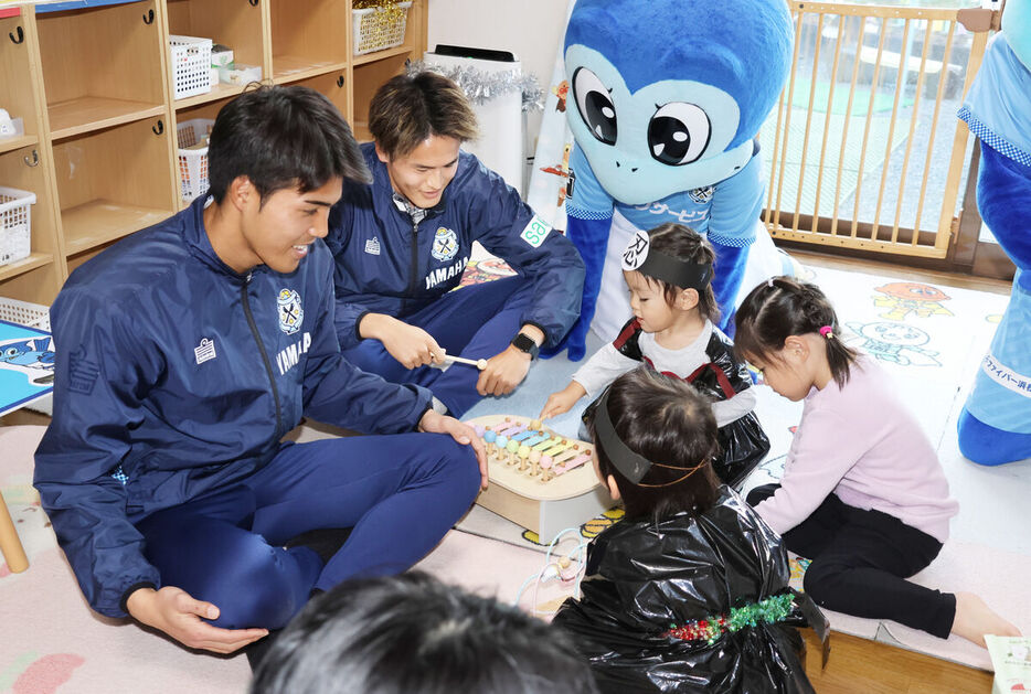 贈呈したおもちゃで子供たちと遊ぶ磐田の（左から）杉本と植村（カメラ・武藤　瑞基）