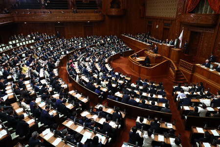 代表質問が始まった衆院本会議＝２日午後、国会内