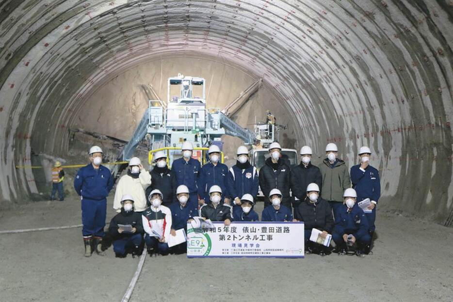 俵山・豊田道路の第2トンネル建設現場を見学した下関工科高校の生徒ら＝10日、長門市俵山