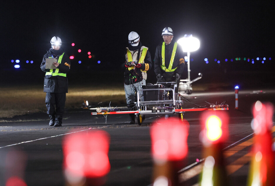 宮崎空港の誘導路で１０月２日に不発弾が爆発した事故を受け、国土交通省仙台空港事務所は１６日夜、仙台空港誘導路周辺で不発弾の磁気探査を開始した。