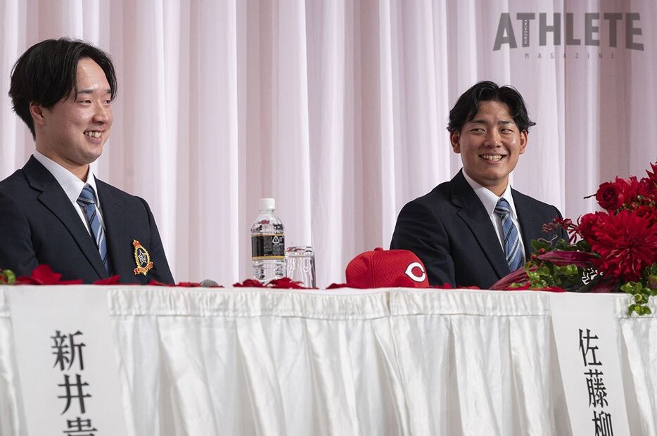 入団会見で佐藤柳之介（左）とともに笑顔を見せる渡邉（右）