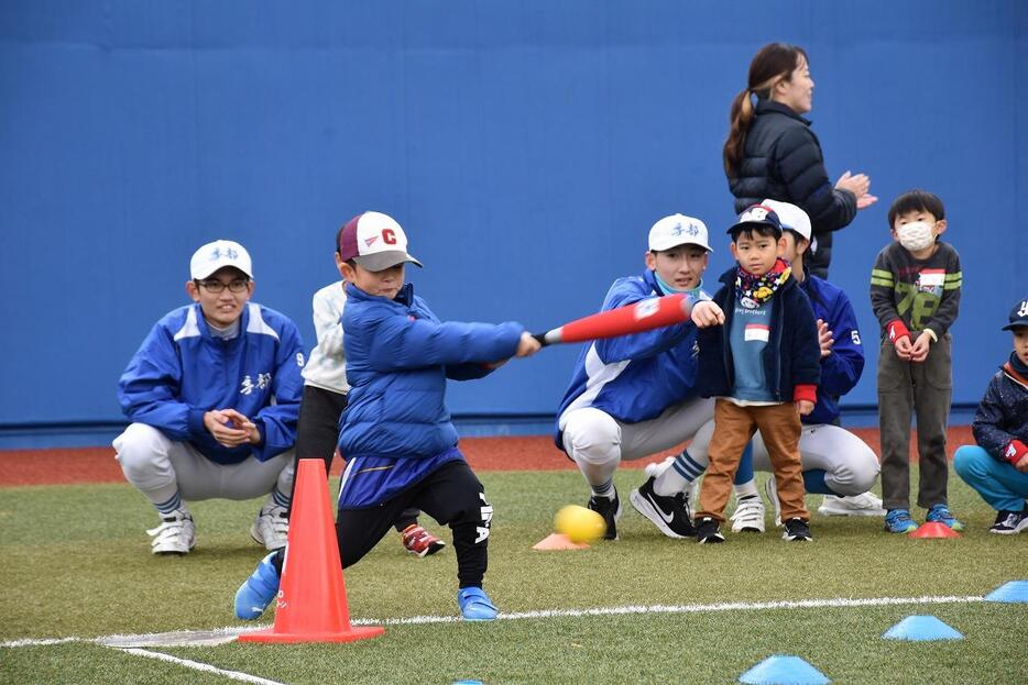 フルスイングする園児（ユーピーアールスタジアムで）