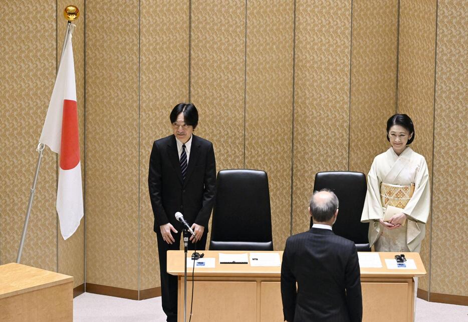 第40回国際生物学賞授賞式に出席された秋篠宮ご夫妻＝17日午前、東京・上野の日本学士院