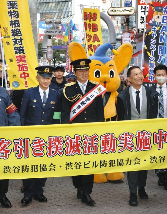 渋谷警察署の１日署長に就任し、渋谷センター街をパトロールする高橋克典（中）