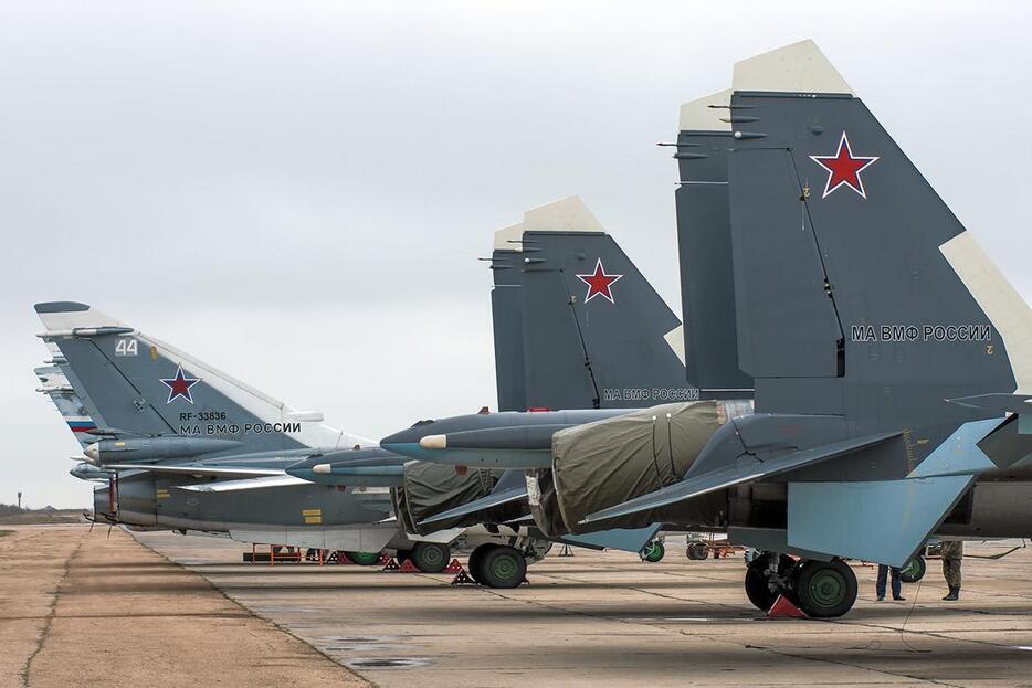 クリミア半島のサキ軍用飛行場に並ぶロシアの戦闘機（2016年3月、ノボフェドロフカ付近）　vaalaa-Shutterstock