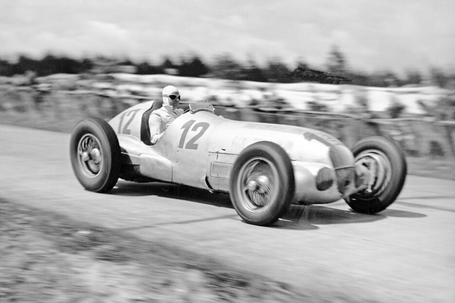 1937年7月25日に開催されたニュルブルクリンクでのドイツGP。写真は車番12のメルセデス・ベンツW125を駆り優勝したカラッチオラ