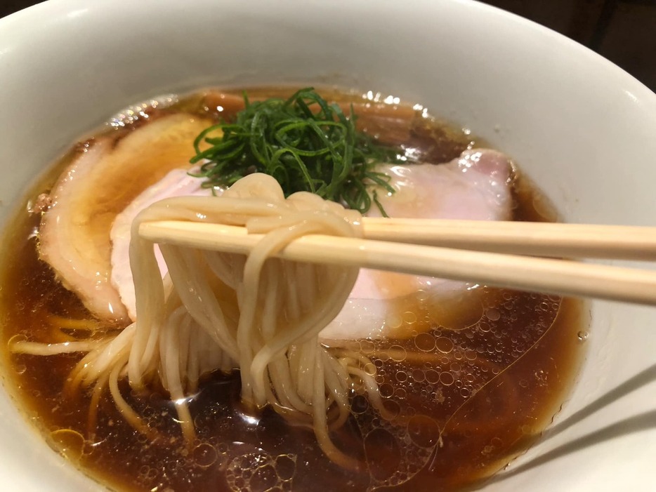 亀戸にある「麺　ふじさき」の醤油らぁ麺は一杯1400円（筆者撮影）