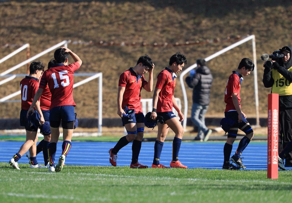 ＜関商工・倉吉東＞試合に敗れ、肩を落とす倉吉東フィフティーン（撮影・中辻　颯太）