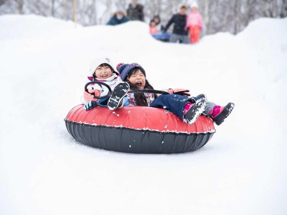 「チューブすべり」を楽しむ子どもたち