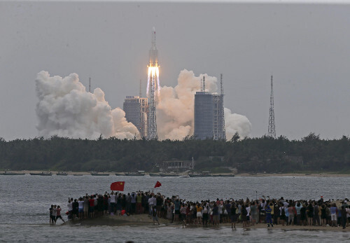 宇宙ステーション「天宮」建設に向け、文昌衛星発射センターから打ち上げられるロケット「長征５号Ｂ遥２」（２０２１年４月、中国・海南省文昌市で）