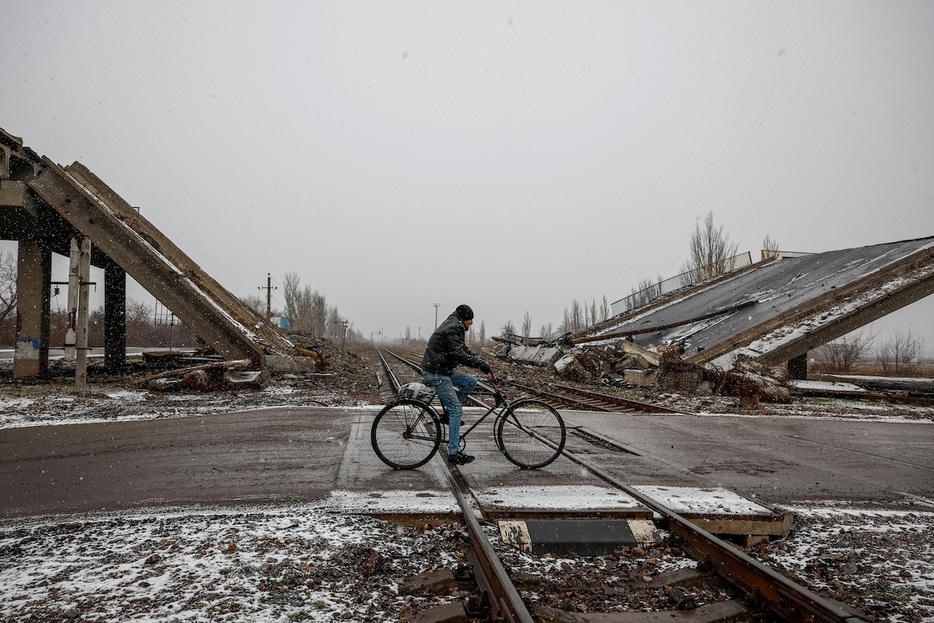 避難を拒否し、ロシア軍が迫る要衝ドネツク州ポクロフスクに残った住人（12月19日）　REUTERS/Alina Smutko