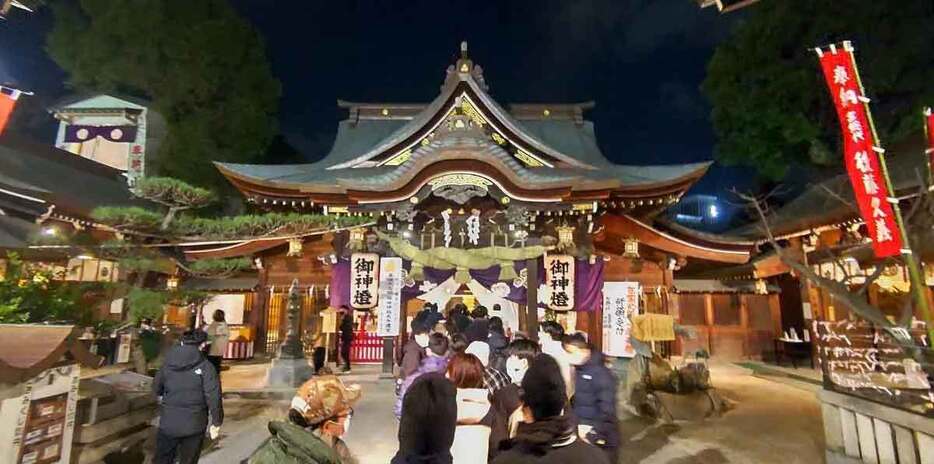 大勢の参拝者でにぎわう櫛田神社