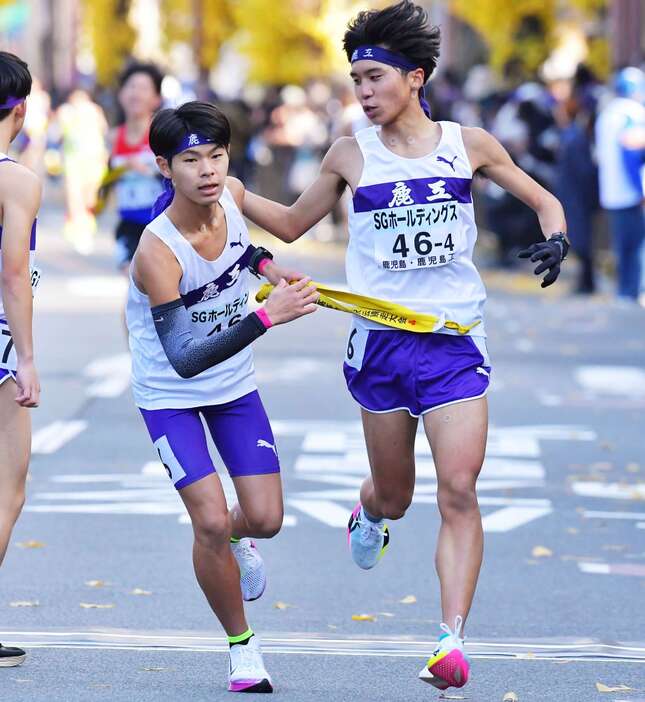 第４中継所、鹿児島工の橋口（右）から本門にたすきリレー＝京都市