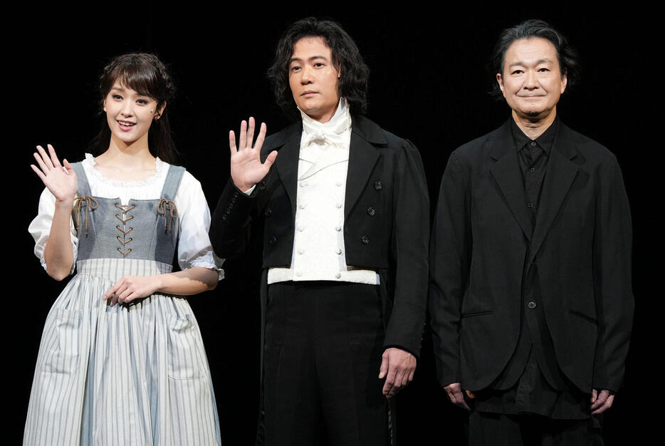 稲垣吾郎（中央）の主演舞台「No．9－不滅の旋律－」が100公演目を迎え、剛力彩芽（左）、俳優で演出家の白井晃氏とともに取材に応じた（撮影・たえ見朱実）